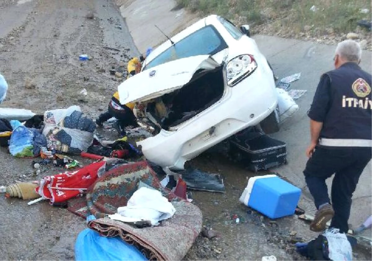 Koyulhisar\'da Trafik Kazası: 2 Ölü
