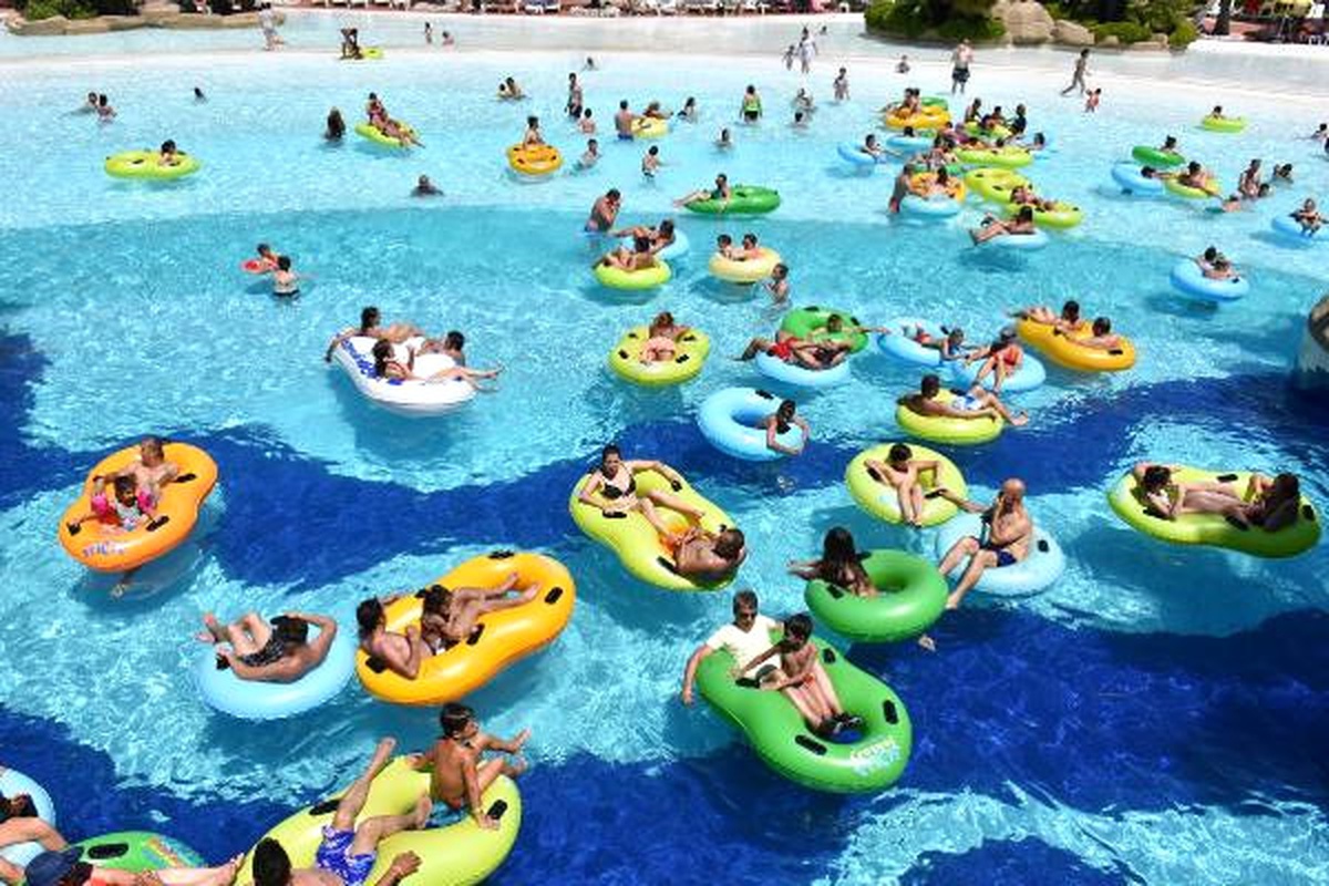 Kuşadası\'nda Plajlar ve Su Parklarında Bayram Bereketi