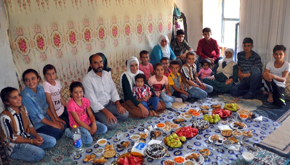 Midyat\'ta 21 Çocuklu Ailenin Bayram Coşkusu