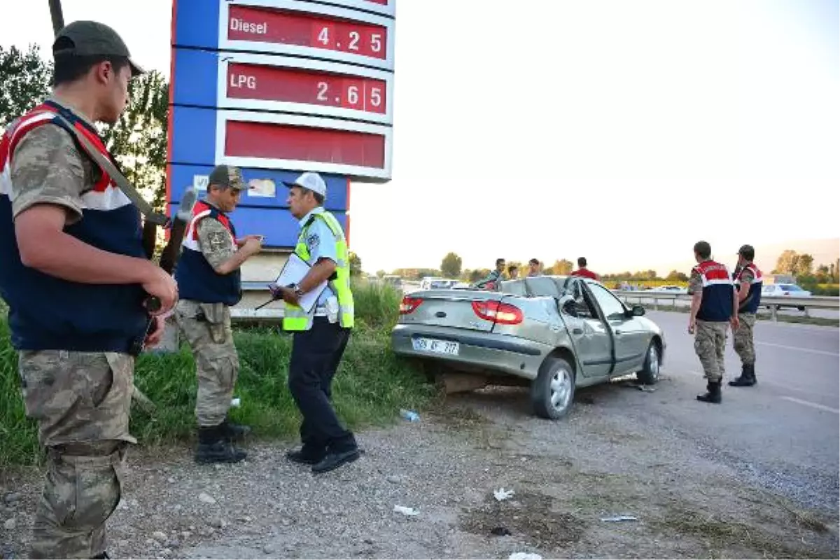 Otomobil, Akaryakıt İstasyonunun Tabelasına Çarptı: 1 Ölü, 4 Yaralı