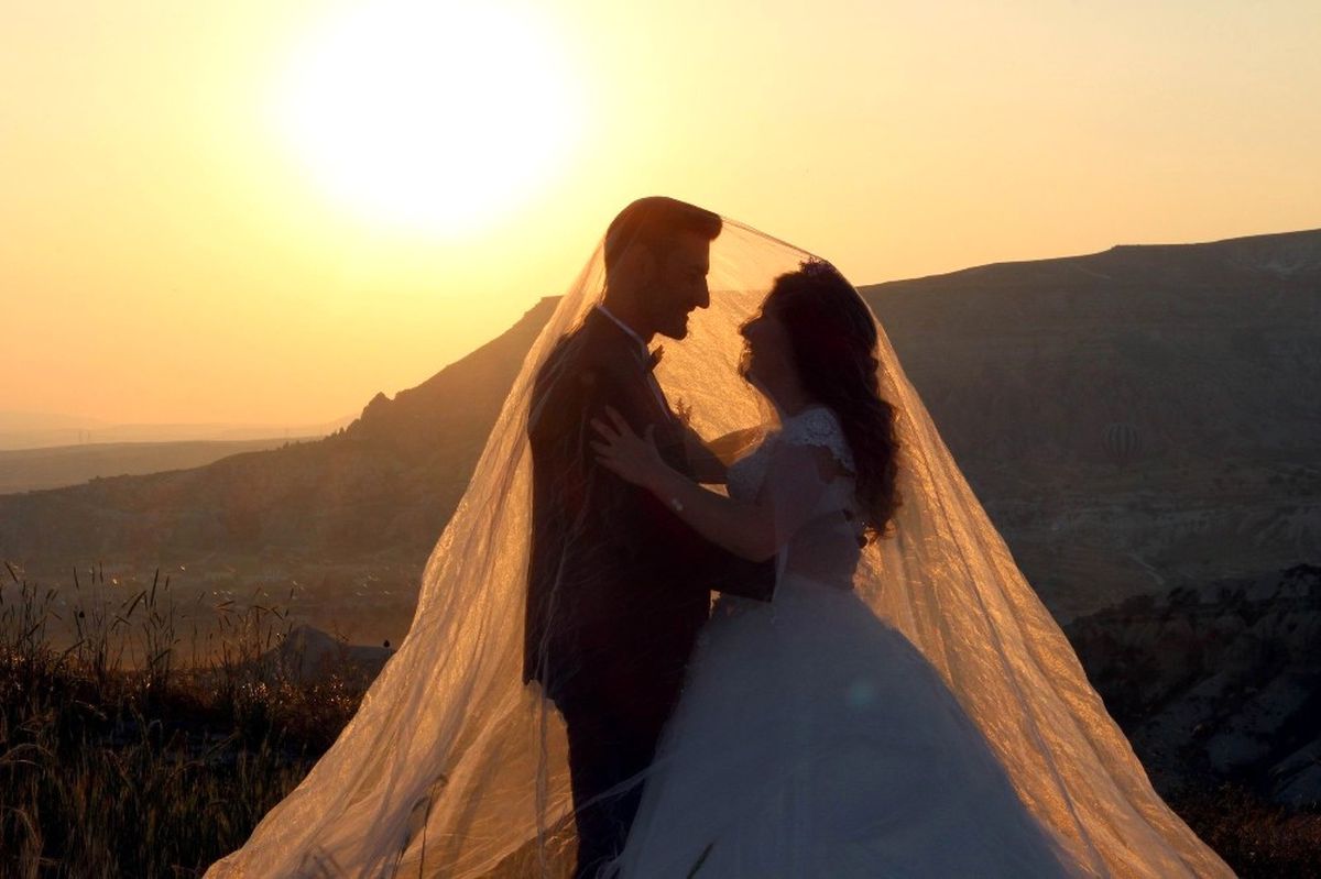Kapadokya\'da Yeni Trend Balonlar ile Birlikte Gelin Damat Fotoğrafı Çekmek