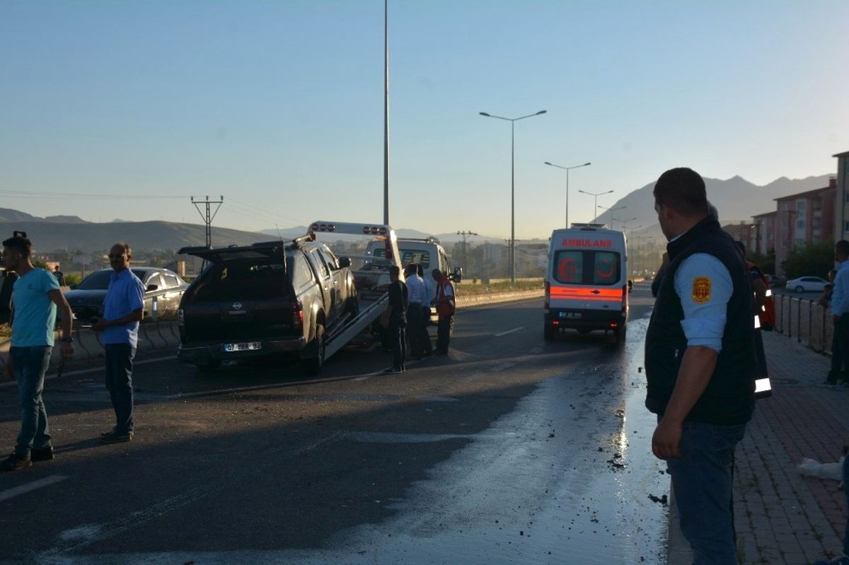 Tatvan\'da Trafik Kazası: 6 Yaralı