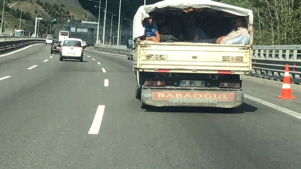 Tem\'de Kamyonet Kasasında Yolculuk Heyecanlandırdı