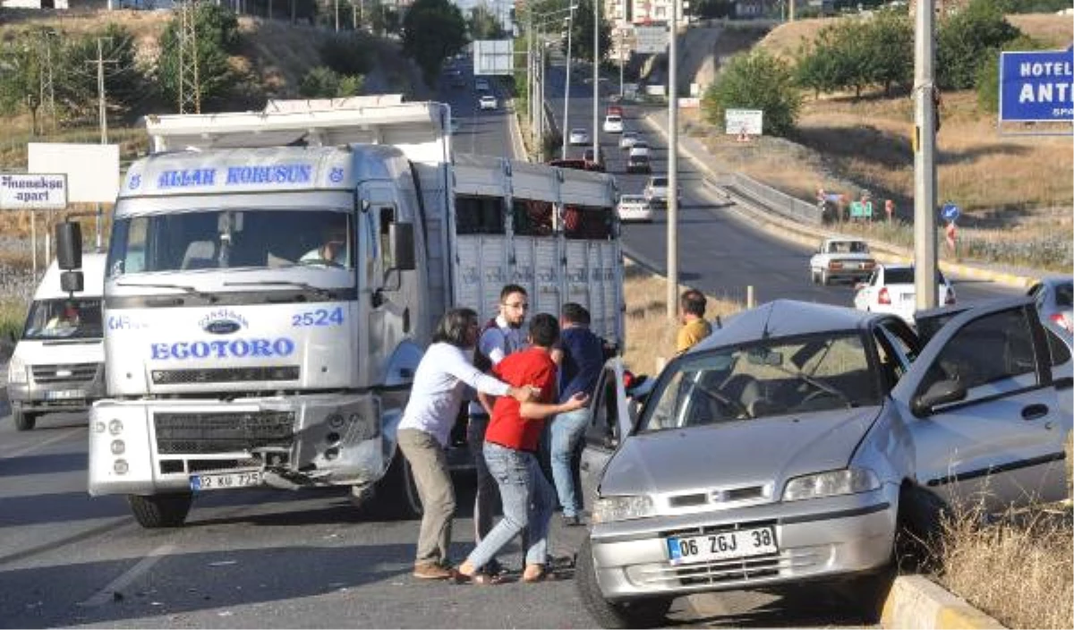 Zincirleme Kazaya Neden Oldu, Aracından İnip Kavga Etti