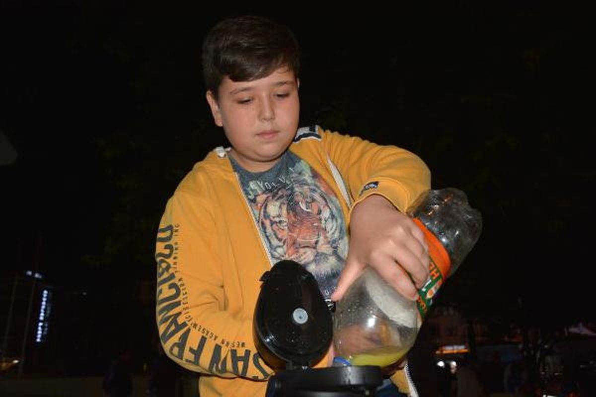 12 Yaşındaki Efe, İhtiyaç Sahibi Çocuklar İçin Limonata Satıyor