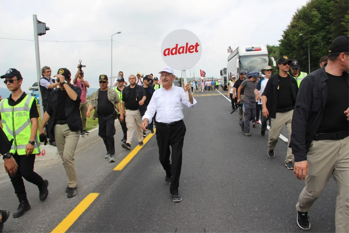 Kılıçdaroğlu\'nun "Adalet Yürüyüşü"nde Koruma Polisine Saldırı