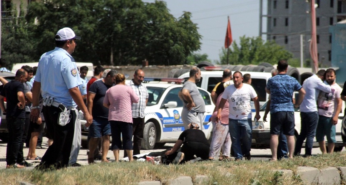 Adana\'da Kamyonet Motosiklete Çarptı: 1 Ölü, 1 Yaralı