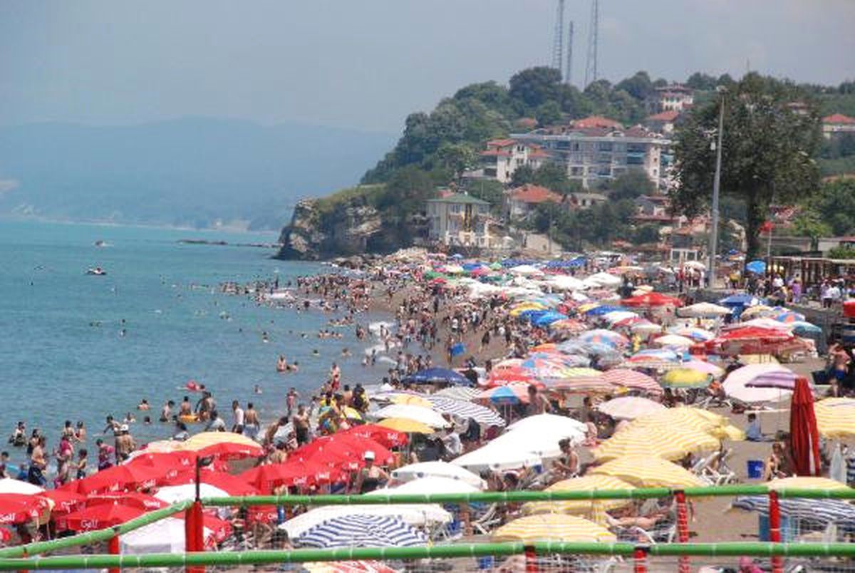 Akçakoca Sahili Doldu Taştı