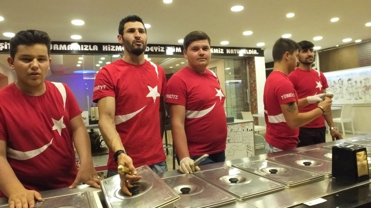 Akçay\'da Dondumacılar Ay Yıldızlı Tişört Giydi
