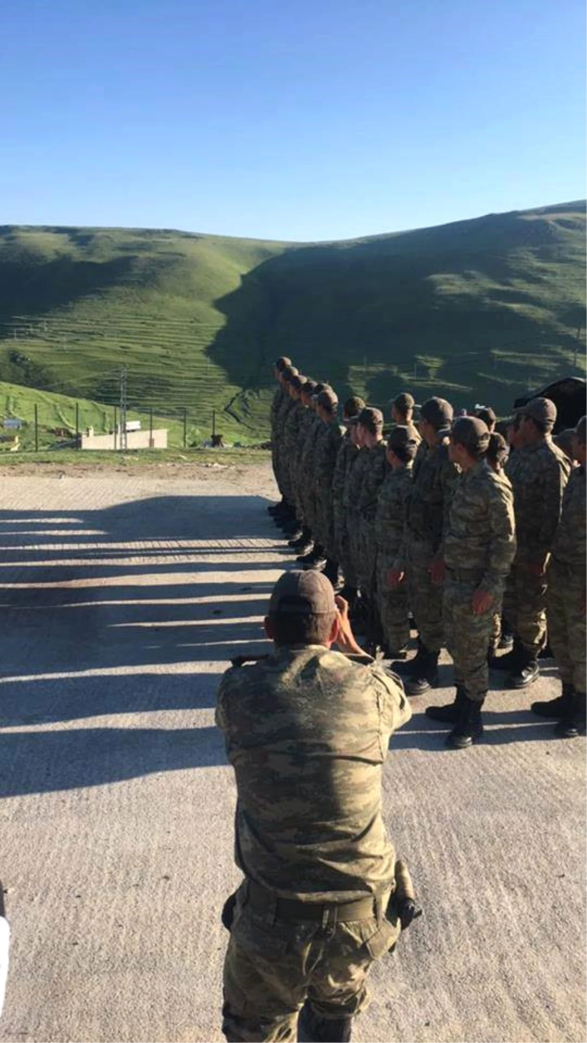 Ardahan\'da Bir Grup Asker, Atatürk Silüetinin Önünde Nöbet Tutuyor