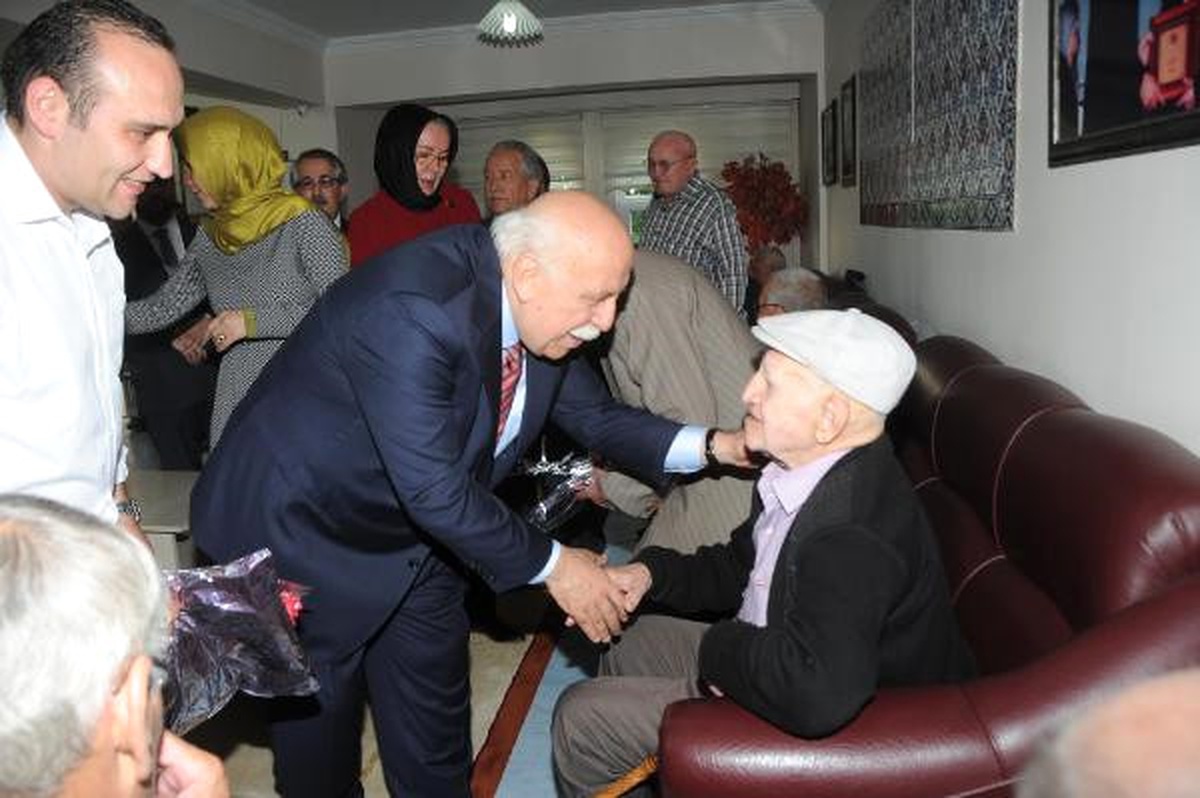 Bakan Avcı\'dan Huzurevlerine Bayram Ziyareti