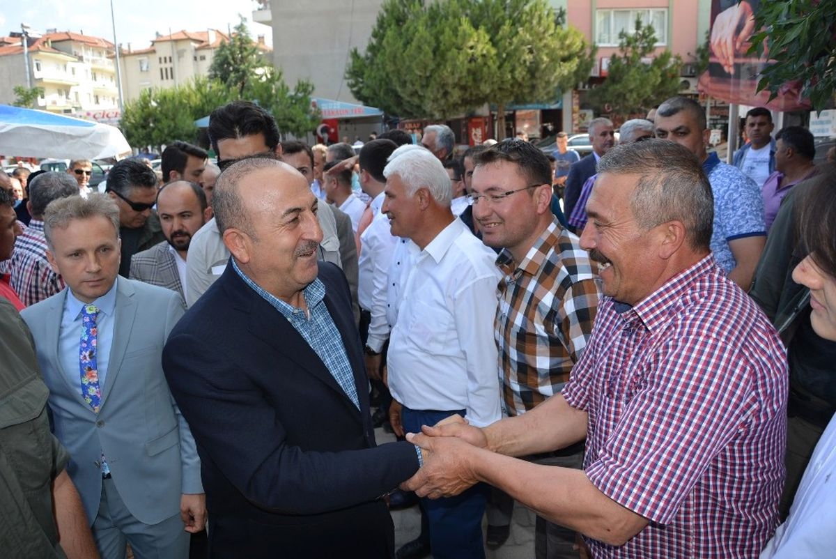 Bakan Çavuşoğlu, Korkuteli\'de Vatandaşlarla Bayramlaştı