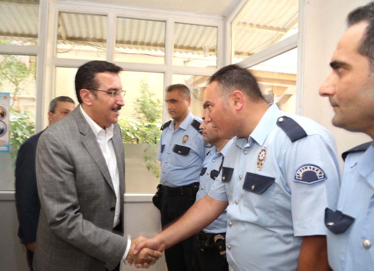 Bakan Tüfenkci Güvenlik Güçleri ile Bayramlaştı