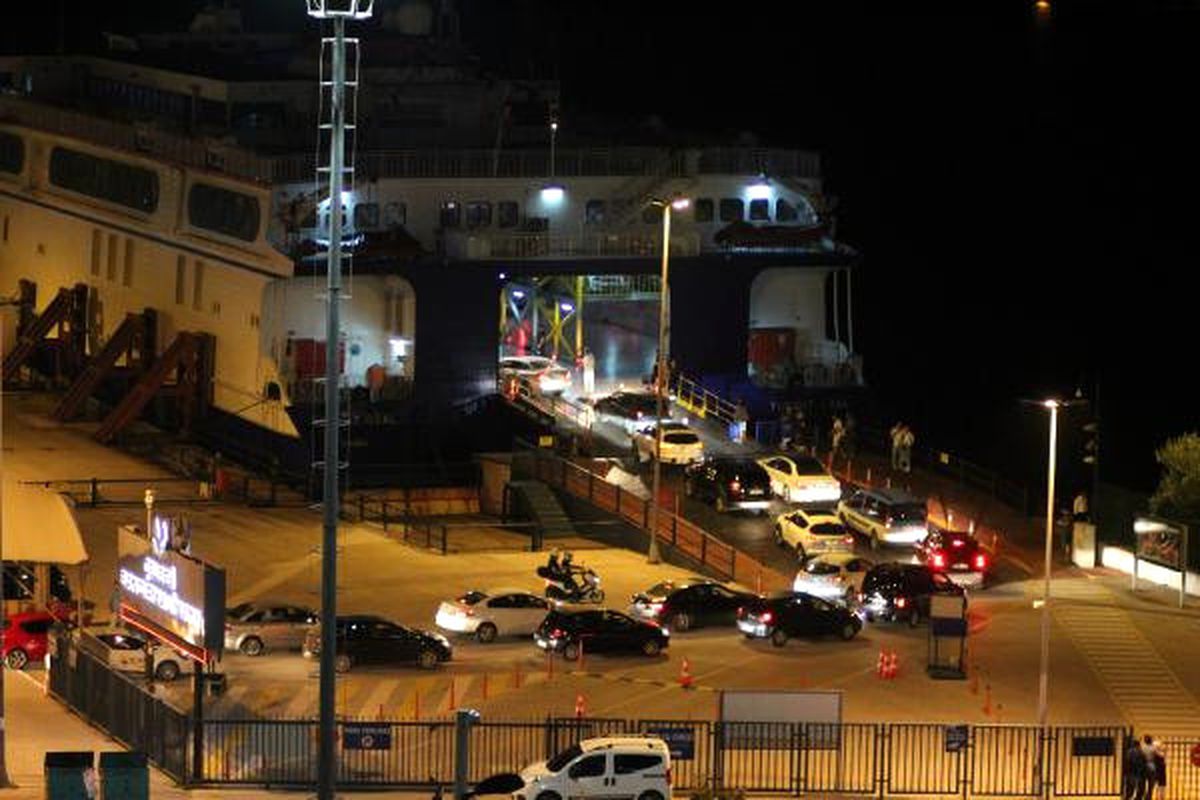 Bandırma Feribot İskelesinde Tatil Dönüş Kuyruğu