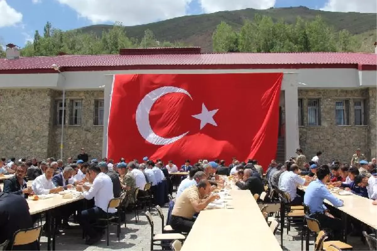 Başkale\'de Emekli Olan Güvenlik Korucularına Veda Yemeği