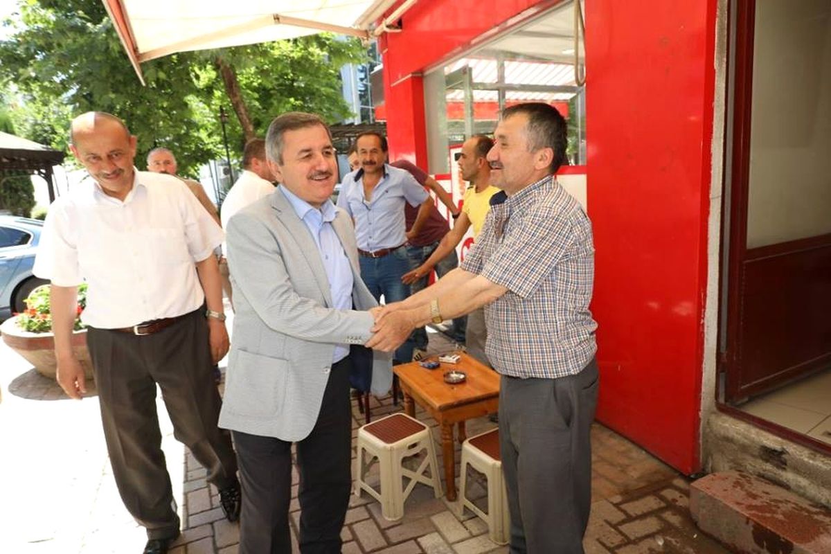 Başkan Vatandaşlarla Hem Bayramlaştı Hem de Sorunlarını Dinledi