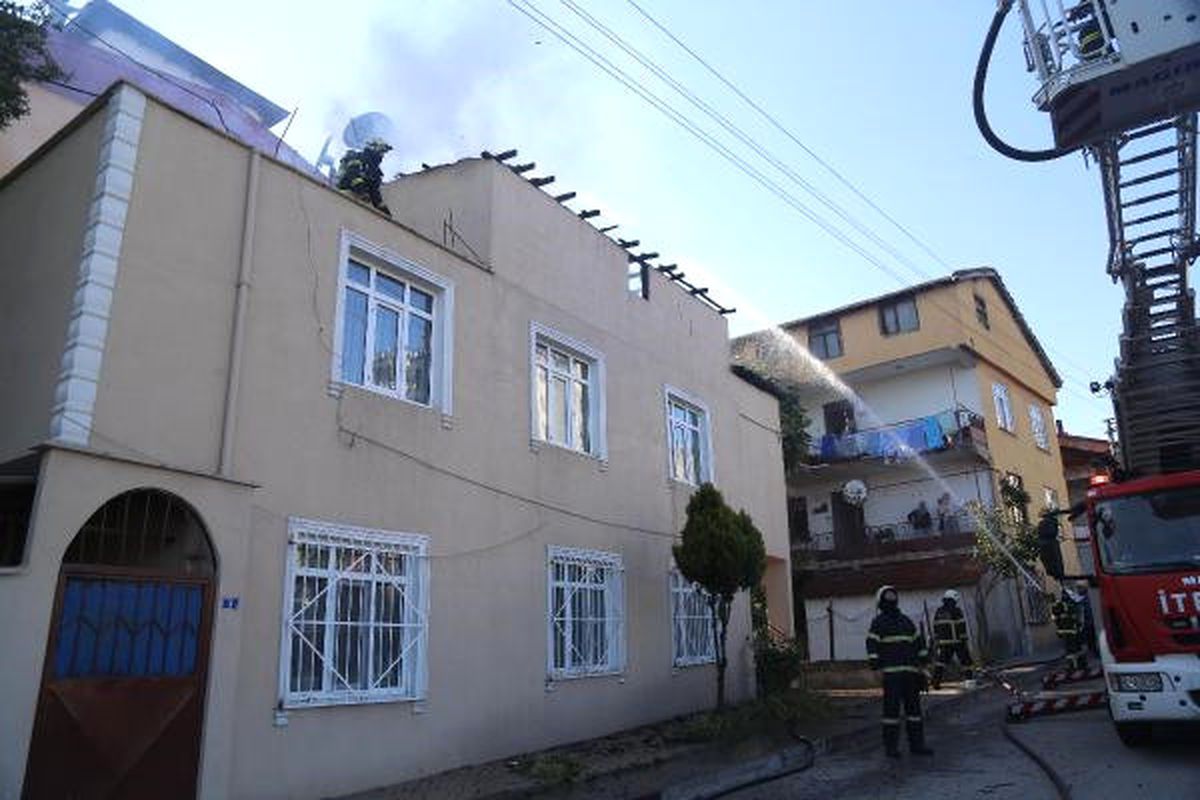 Çatıdaki Yangın Eve Sıçramadan Söndürüldü