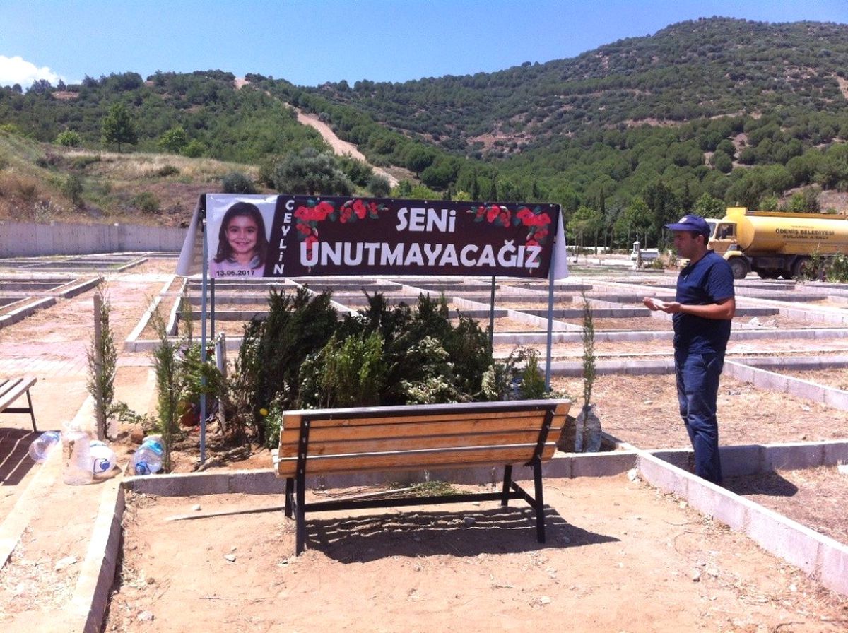 Ceylin\'in Kabrine Bayram Ziyareti