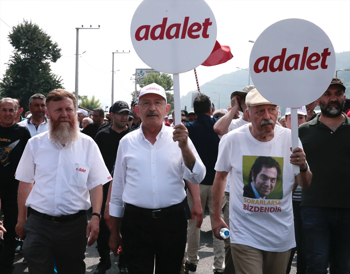 CHP\'nin Berberoğlu\'nun Tutuklanmasına Tepki Yürüyüşü