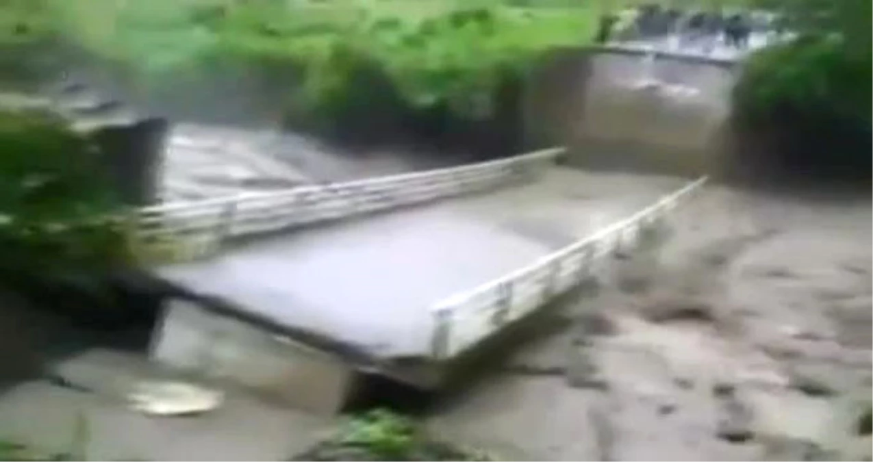 Çin\'de Aşırı Yağışlar Köprü Çökertti, Aşağı Düşen 3 Kişiden 2\'si Suda Kayboldu
