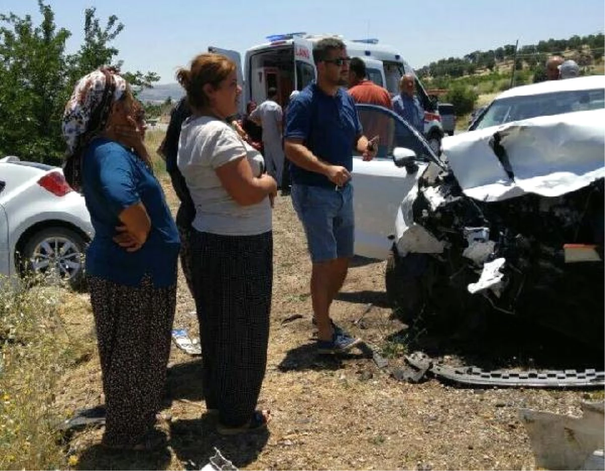 Gölbaşı\'nda İki Otomobil Çarpıştı: 8 Yaralı