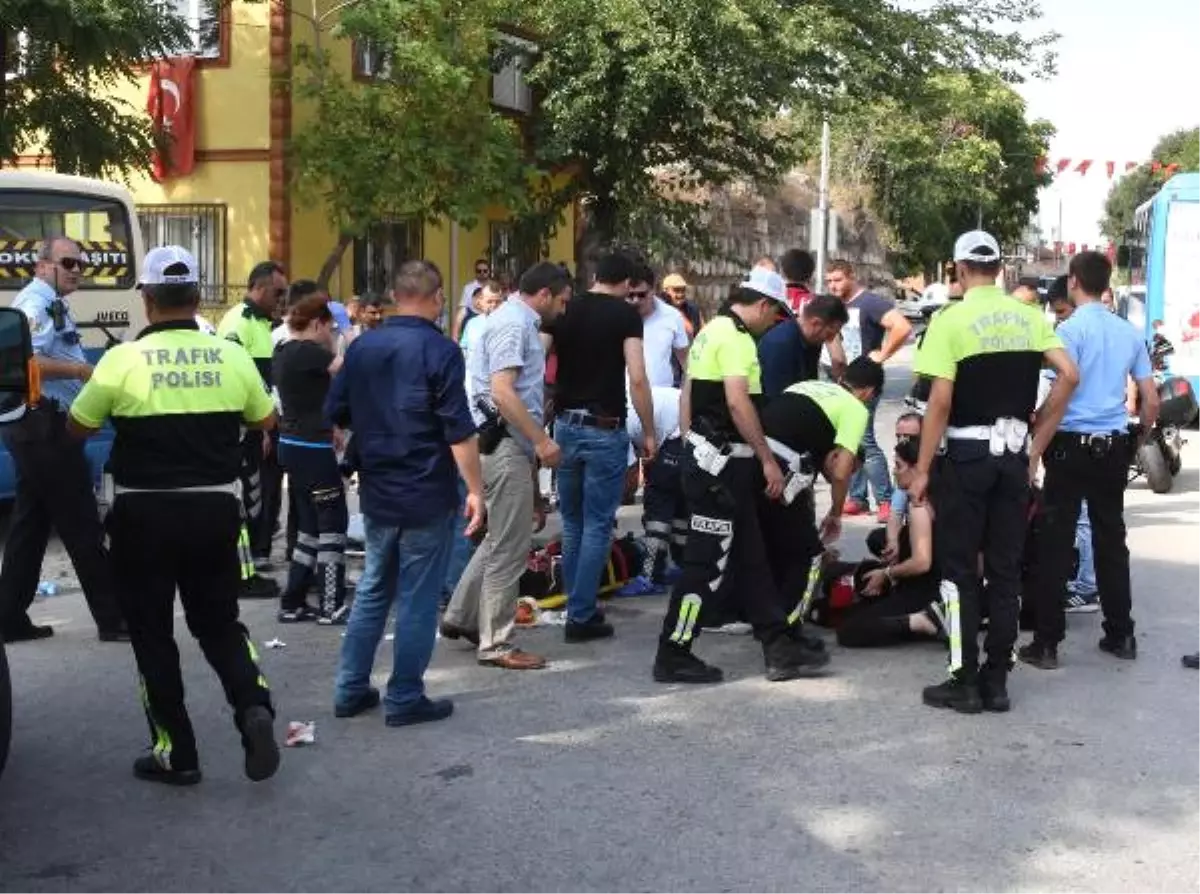 Hırsızlık İhbarına Giden Motosikletli Yunus Timi Minibüsle Çarpıştı: 2 Polis Yaralı