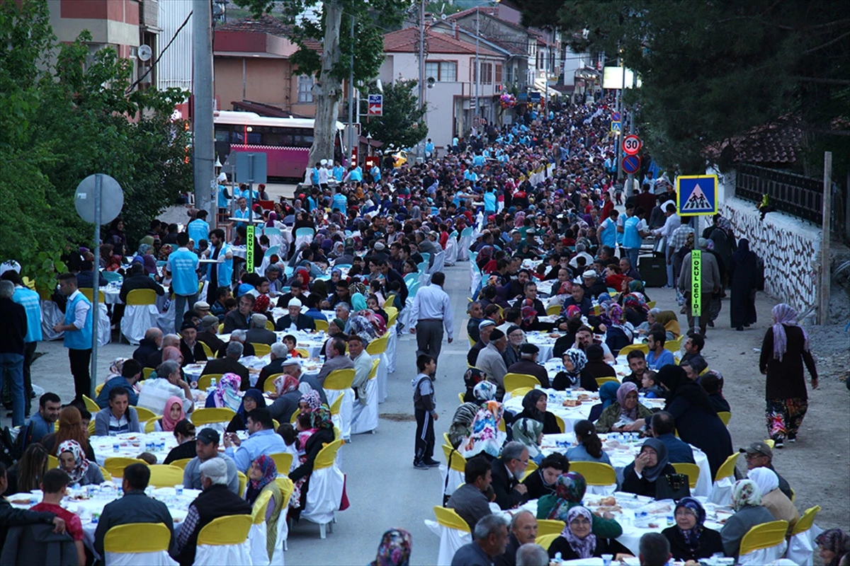 Kardeşlik Sofralarında 110 Bin Kişi İftar Yaptı