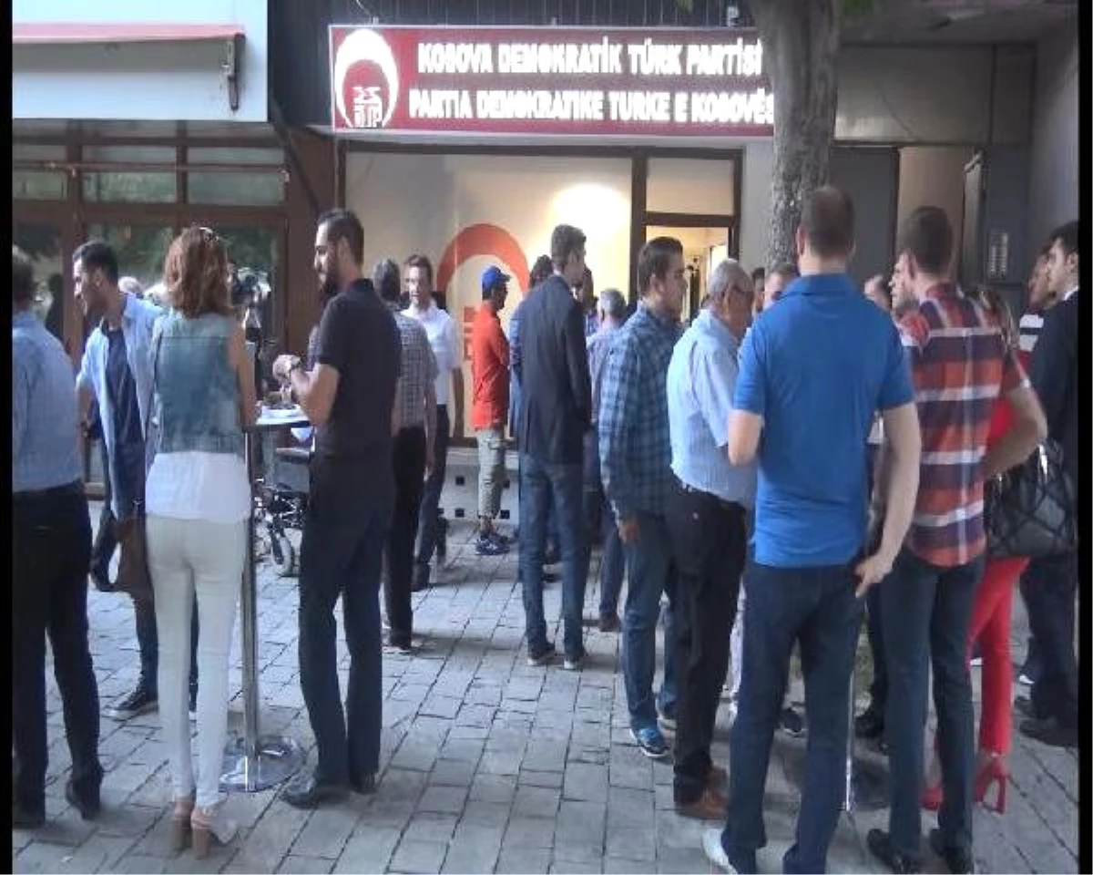 Kosova\'da Türk Partisi Halkla Bayramlaşma Geleneğini Sürdürdü