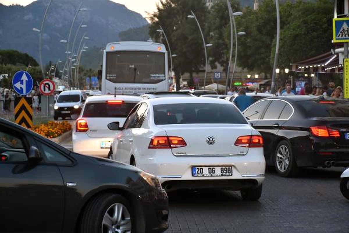 Marmaris\'teki Tatilciler Dönmeye Başladı