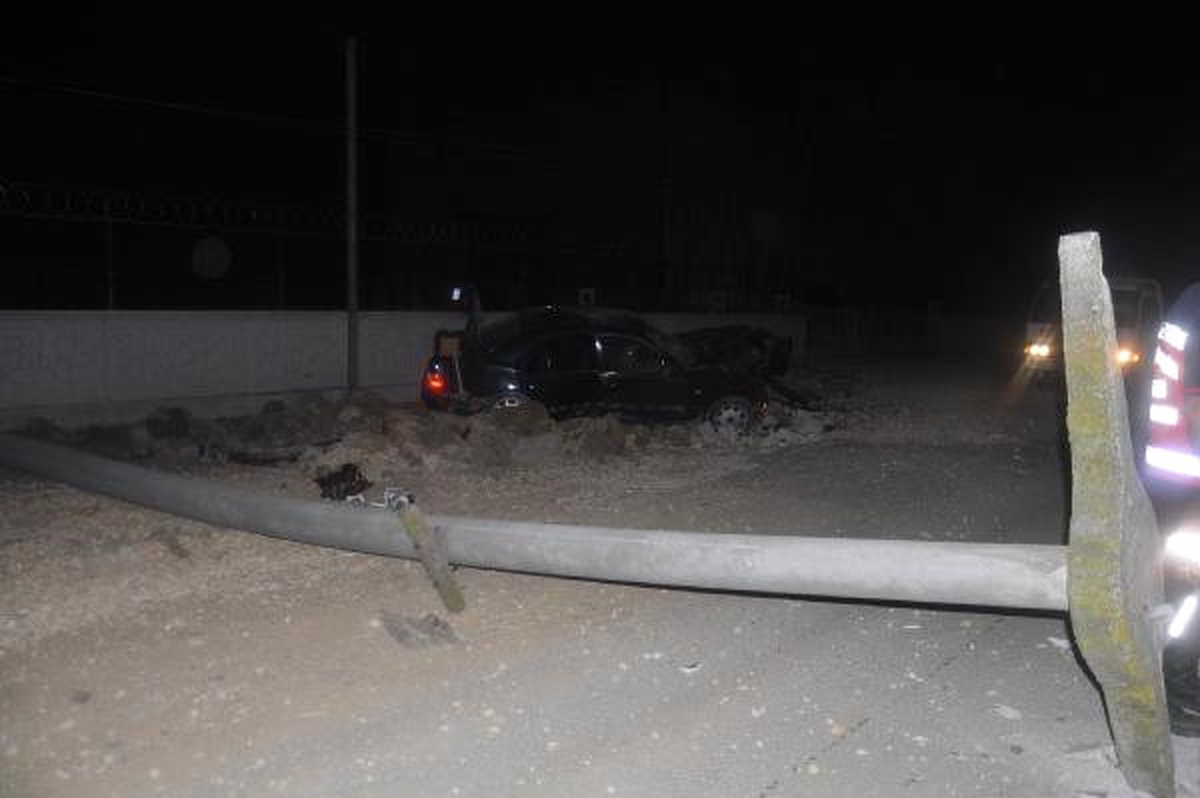 Otomobil Elektrik Direğine Çarptı: 3 Yaralı