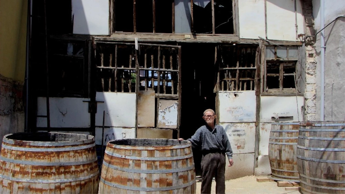 İznikli İsmail Dede, 70 Yıldır 2 Tonluk Fıçıları Tek Başına Üretiyor