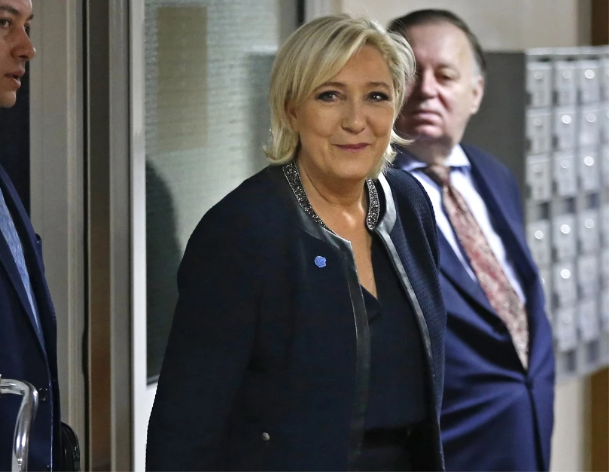 Polisler Le Pen\'in Evini Korumaktan Bıktı