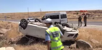 Şanlıurfa Sollarken Tır'a Çarpan Otomobil Devrildi: 4 Yaralı