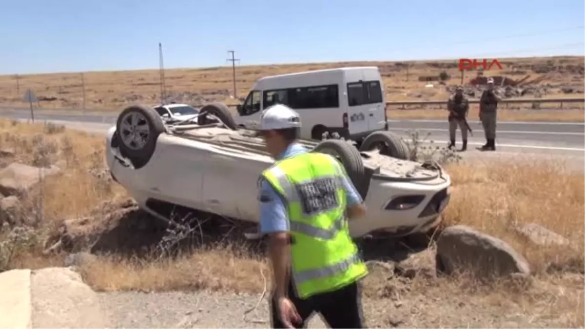 Şanlıurfa Sollarken Tır\'a Çarpan Otomobil Devrildi: 4 Yaralı