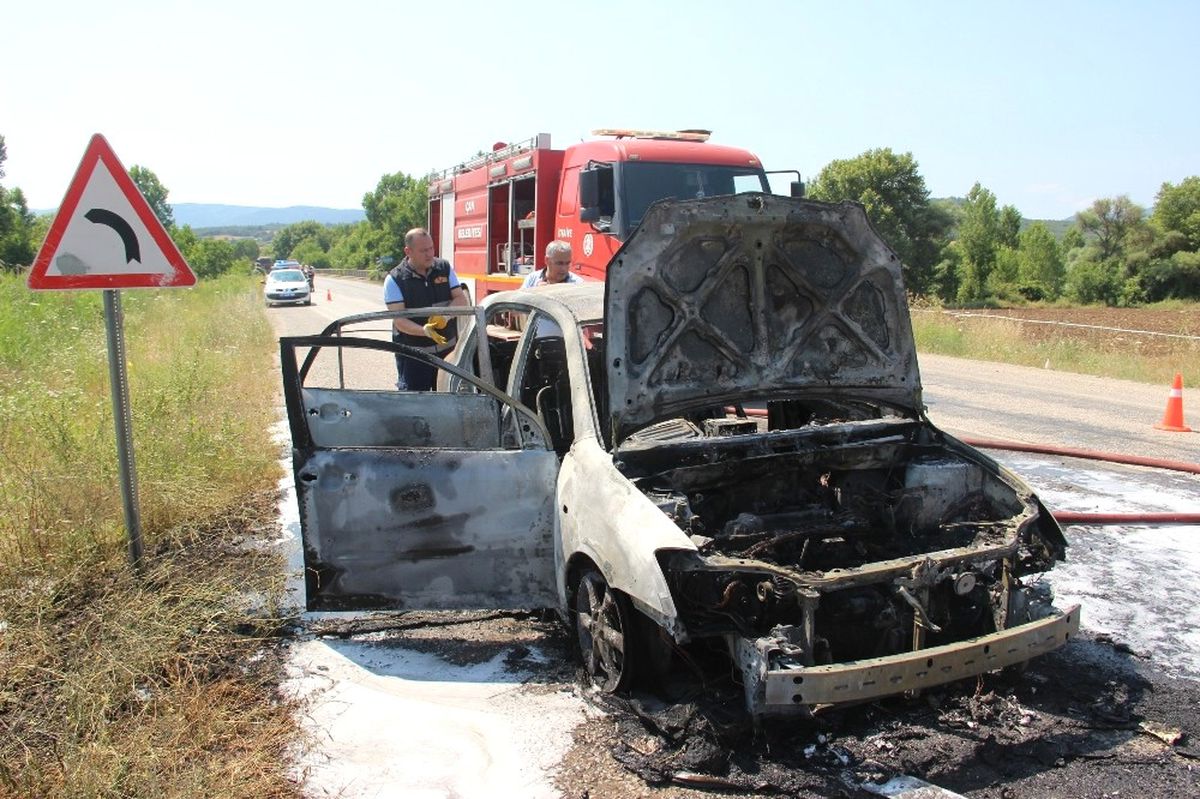 Seyir Halindeki Otomobil Alev Aldı
