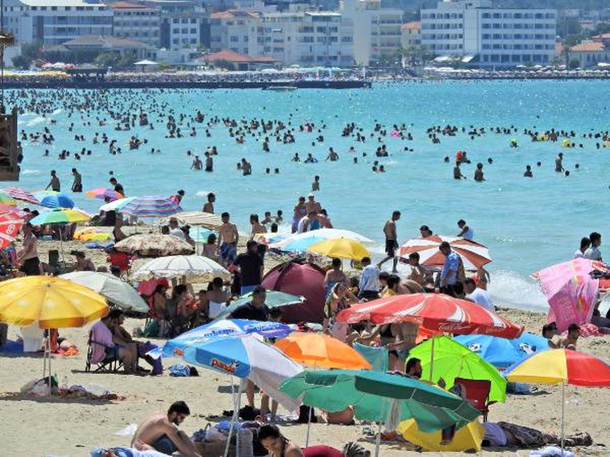 Tatilciler Çeşme Sahilini Doldurdu
