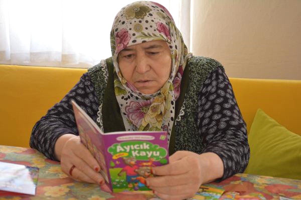 72 Yaşında Huzurevinde Okuma Yazmayı Öğrendi