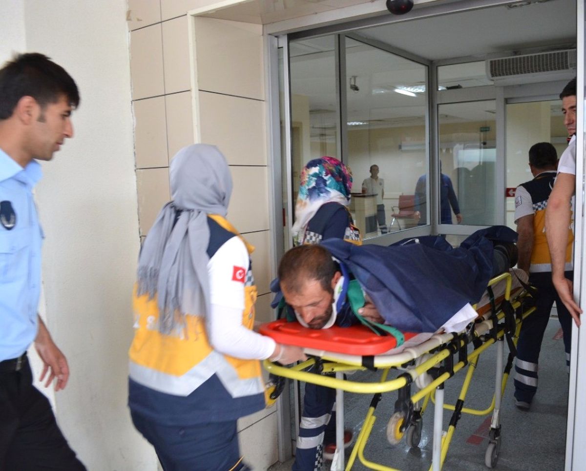 Aksaray\'da Devrilen Traktörün Sürücüsü Yaralandı