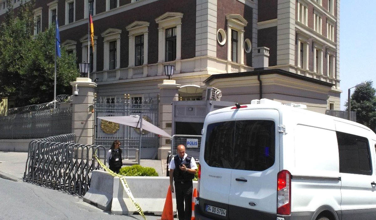 Alman Konsolosluğu Önünde Şüpheli Paket (1)