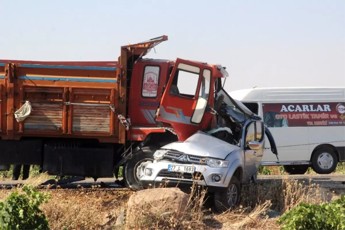 Askeri Araçla Kamyon Çarpıştı: 1 Şehit, 5 Yaralı