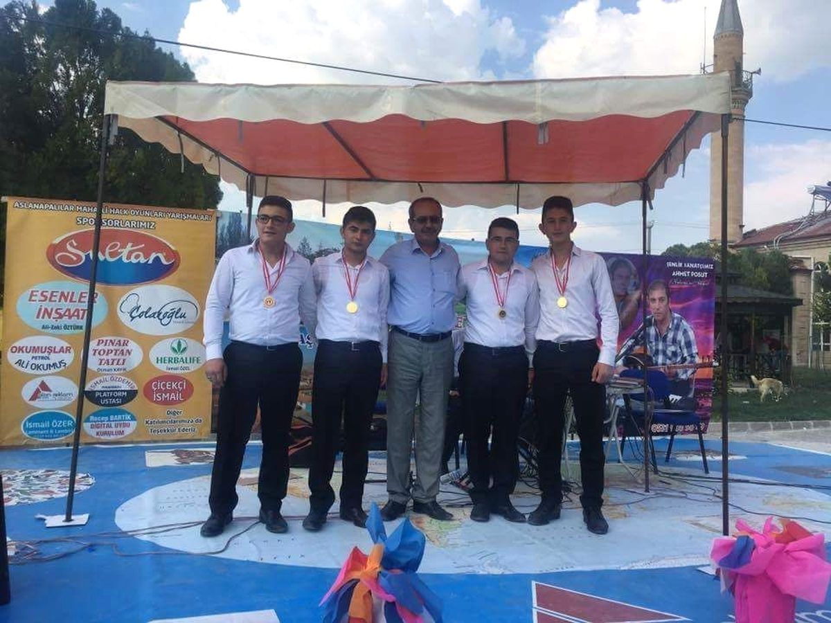 Aslanapa\'da "Haydi Kaldır Kolları" İsimli Halk Oyunları Yarışması