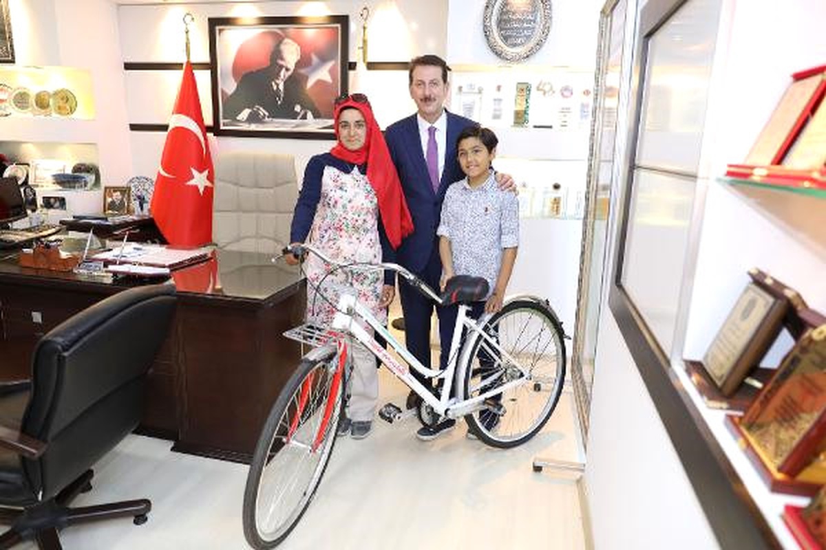 Atık Yağ Toplayarak Kazandığı Bisikleti, Teog\'da Başarı Elde Eden Öğrenciye Hediye Etti