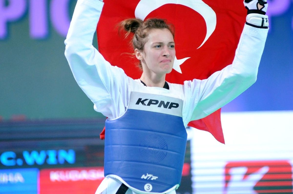 Bakan Kılıç, Dünya Şampiyonu Zeliha Ağrıs\'ı Tebrik Etti