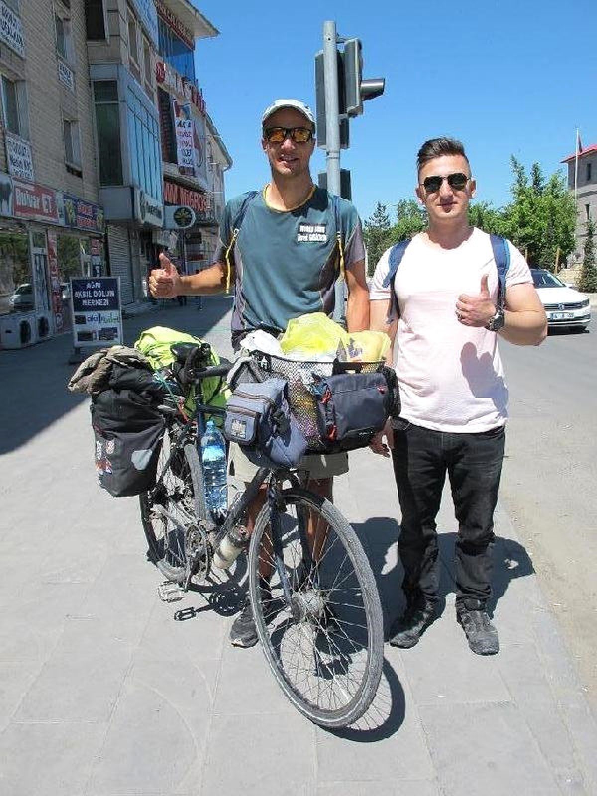 Bisikletiyle Dünyayı Geziyor