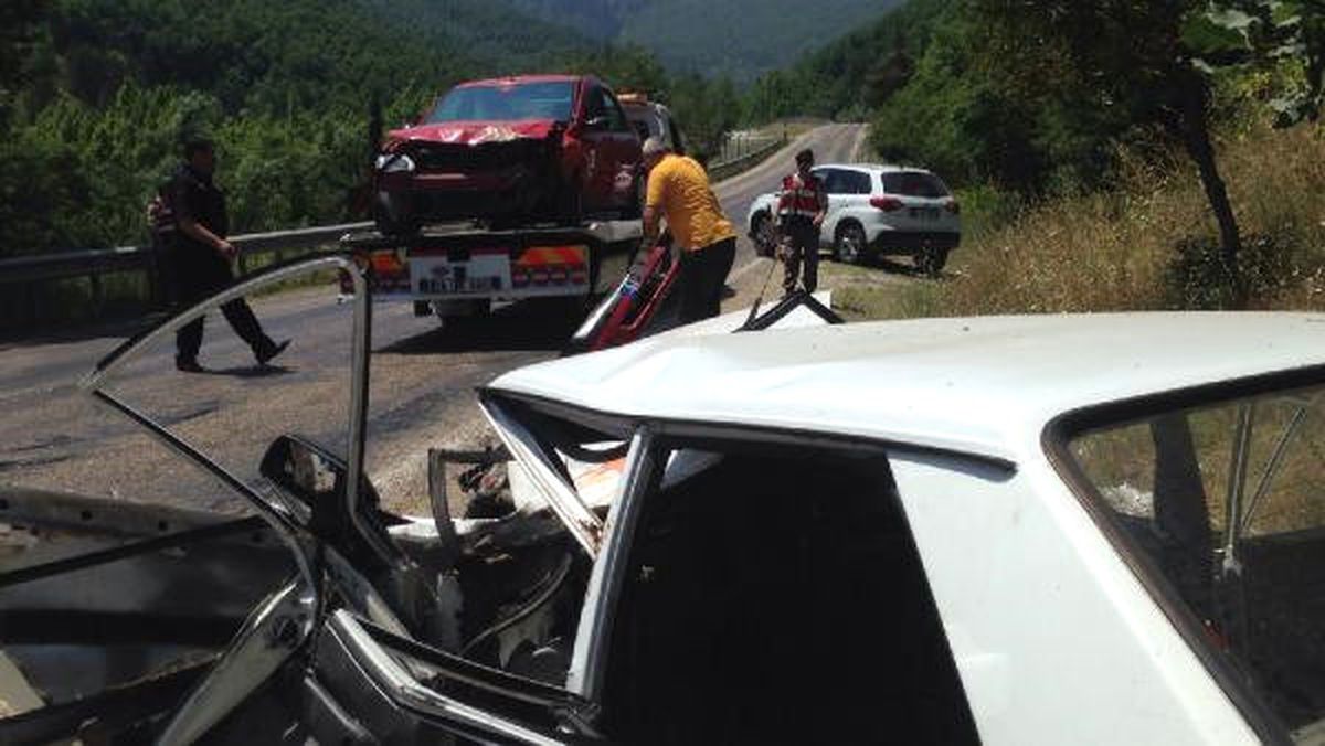Bursa\'da 2 Otomobil Çarpıştı: 1, Ölü 9 Yaralı