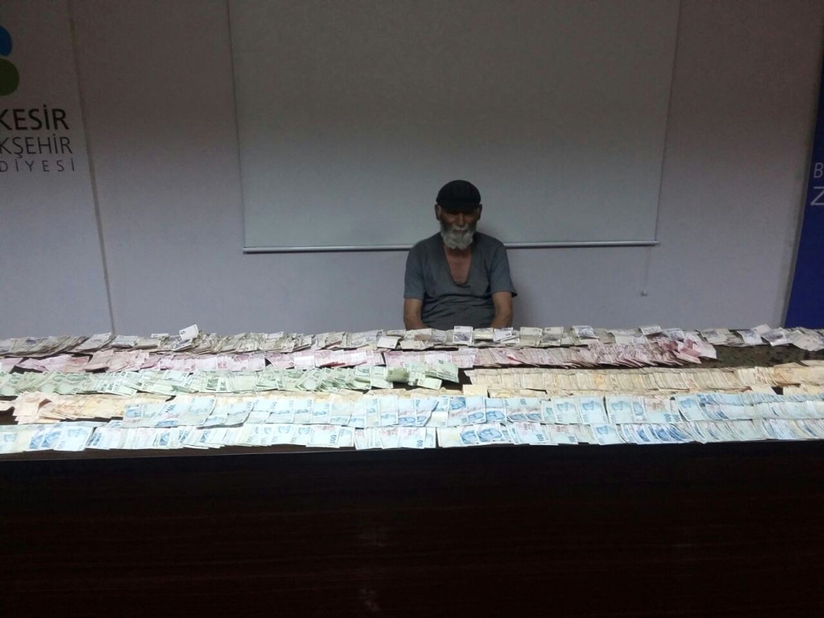 Dilencinin Üstünden Çıkan Parayı 8 Zabıta Sayabildi