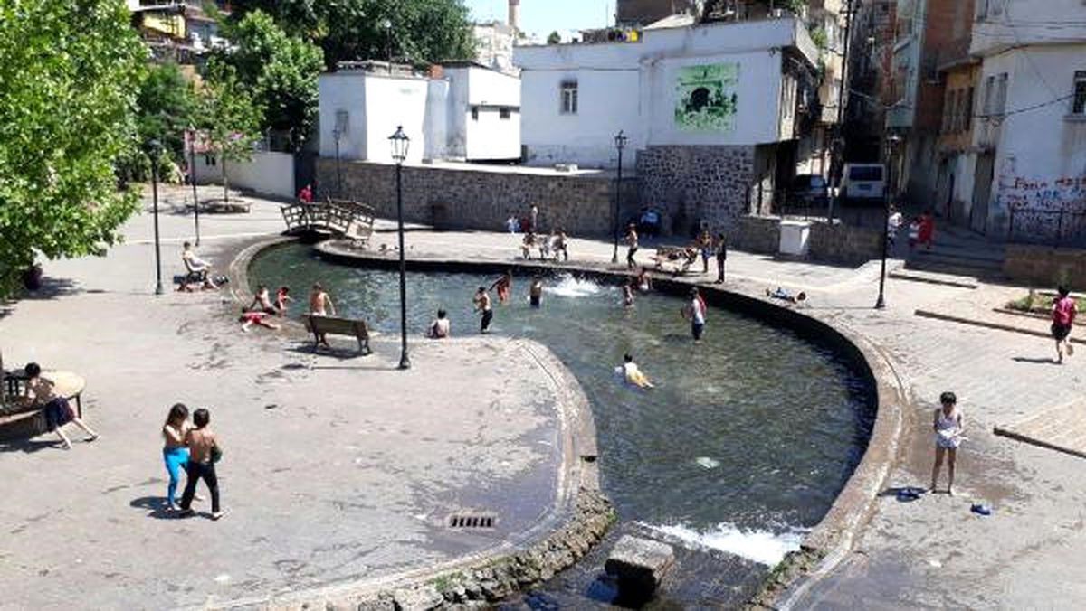 Diyarbakır\'da Sıcaktan Bunalanlar Surların Gölgesine Sığındı