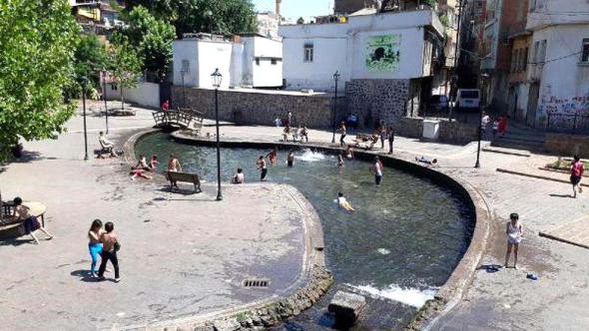 Diyarbakır\'da Sıcaktan Bunalanlar Surların Gölgesine Sığındı