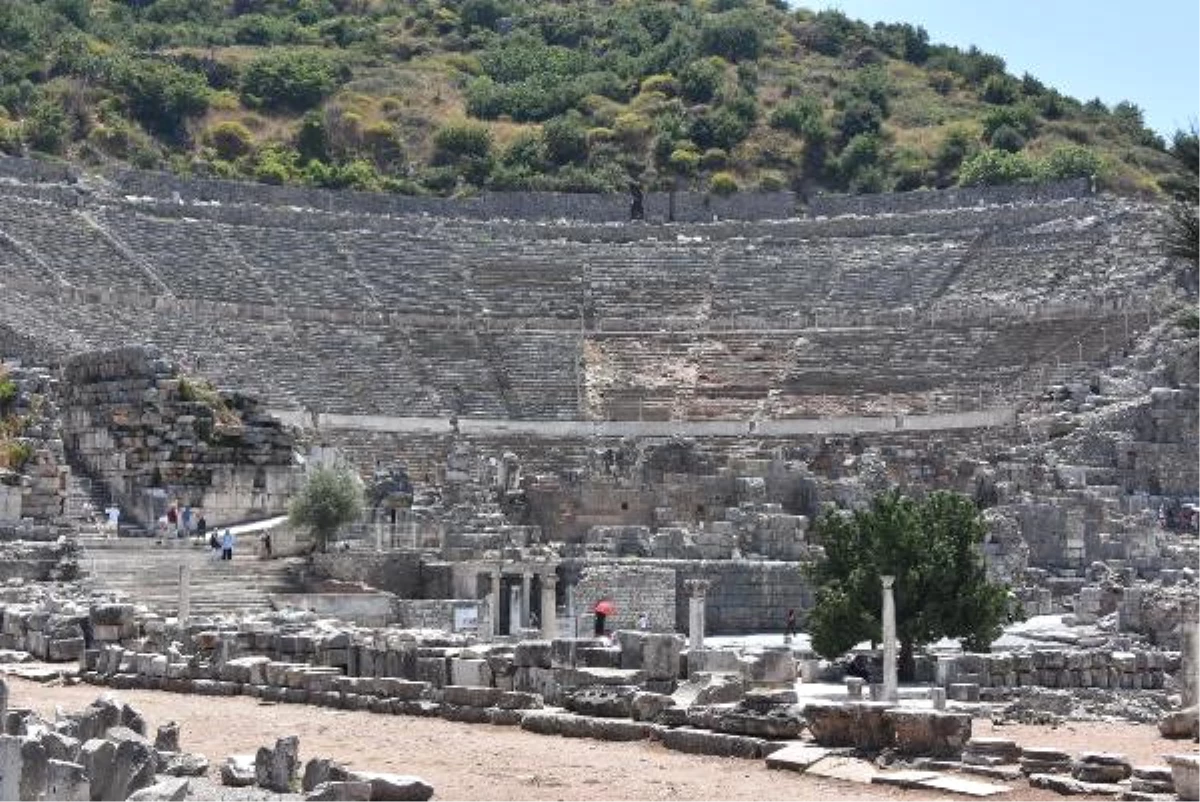 Efes Antik Kenti\'nde Sünnet Düğünü Yapıldığı İddialarını Değerlendiren Kültür ve Turizm Bakanı Nabi...