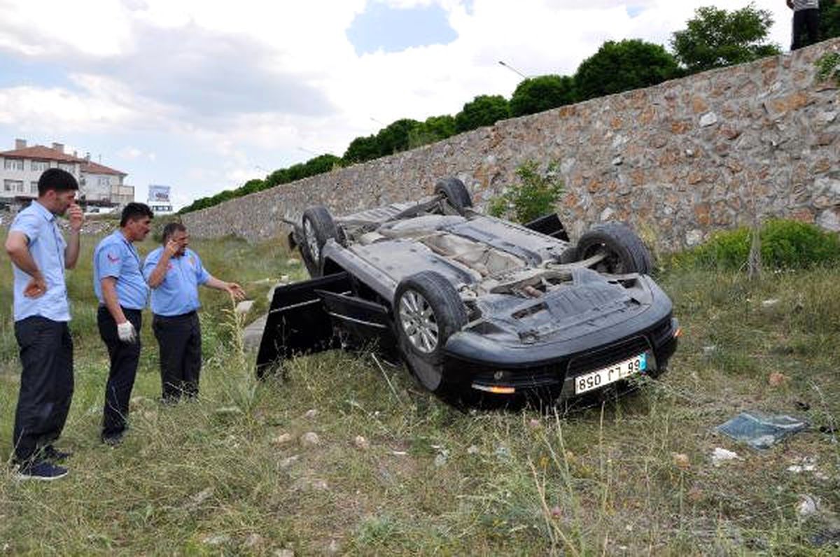 Ehliyetsiz Genç Otomobili Duvardan Uçurdu: 2 Yaralı